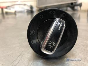 Gebruikte Schakelaar Licht Volkswagen Caddy III (2KA,2KH,2CA,2CH) 2.0 SDI Prijs € 20,00 Margeregeling aangeboden door Autobedrijf Brooks