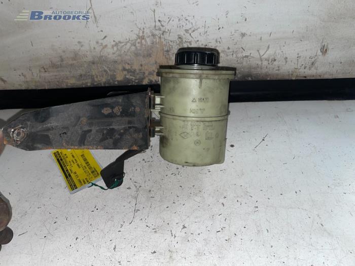 Gebruikte Servo Oliereservoir Renault Master II (ED/HD/UD) 2.5 dCi 16V Prijs € 10,00 Margeregeling aangeboden door Autobedrijf Brooks