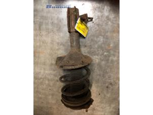 Gebruikte Schokdemperpoot links-voor Mazda 323 F (BG14) 1.6i 16V Prijs € 15,00 Margeregeling aangeboden door Autobedrijf Brooks