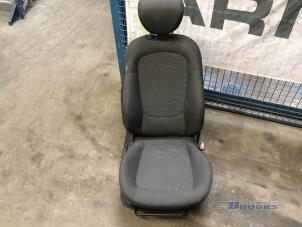 Gebruikte Voorstoel rechts Hyundai i20 1.2i 16V Prijs € 70,00 Margeregeling aangeboden door Autobedrijf Brooks