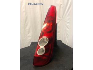 Gebruikte Achterlicht rechts Ford Fiesta 5 (JD/JH) 1.4 16V Prijs € 25,00 Margeregeling aangeboden door Autobedrijf Brooks