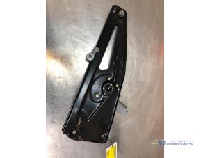 Gebruikte Ruitmechaniek 4Deurs rechts-achter Landrover Range Rover III (LM) 4.4 V8 32V Prijs € 50,00 Margeregeling aangeboden door Autobedrijf Brooks