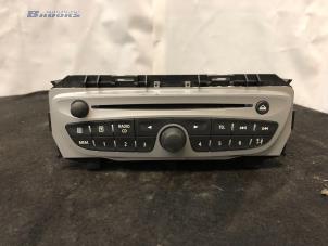 Gebruikte Radio CD Speler Renault Twingo II (CN) 1.2 16V Prijs € 75,00 Margeregeling aangeboden door Autobedrijf Brooks