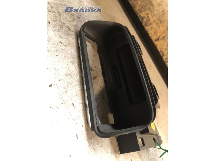 Gebruikte Display Interieur Renault Clio II (BB/CB) 1.6 16V Prijs € 15,00 Margeregeling aangeboden door Autobedrijf Brooks