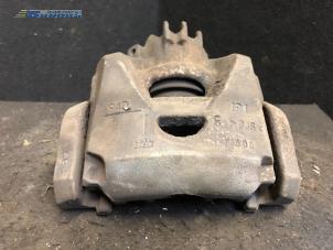 Gebruikte Remklauw (Tang) rechts-voor Peugeot 308 SW (4E/H) 1.6 16V THP 155 Prijs € 25,00 Margeregeling aangeboden door Autobedrijf Brooks