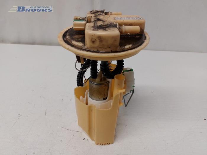 Gebruikte Tank element Pomp Renault Clio IV Estate/Grandtour (7R) 1.5 Energy dCi 90 FAP Prijs € 40,00 Margeregeling aangeboden door Autobedrijf Brooks