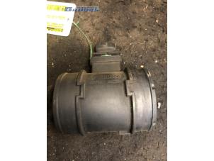 Gebruikte Luchtmassameter Alfa Romeo 159 Sportwagon (939BX) 1.9 JTDm Prijs € 10,00 Margeregeling aangeboden door Autobedrijf Brooks