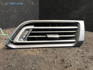 Gebruikte Luchtrooster Dashboard Peugeot 308 SW (L4/L9/LC/LJ/LR) 1.6 BlueHDi 120 Prijs € 20,00 Margeregeling aangeboden door Autobedrijf Brooks