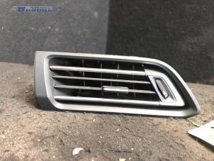 Gebruikte Luchtrooster Dashboard Peugeot 308 SW (L4/L9/LC/LJ/LR) 1.6 BlueHDi 120 Prijs € 20,00 Margeregeling aangeboden door Autobedrijf Brooks