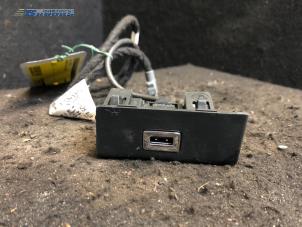 Gebruikte USB stekker Peugeot 308 SW (L4/L9/LC/LJ/LR) 1.6 BlueHDi 120 Prijs € 20,00 Margeregeling aangeboden door Autobedrijf Brooks