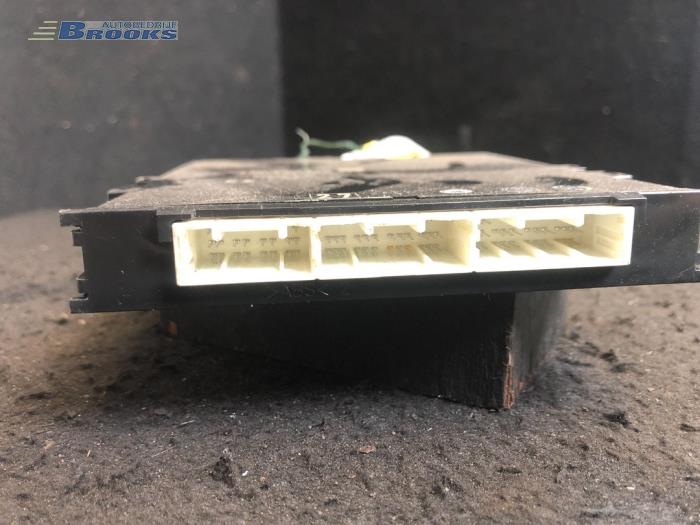 Smart entry computer van een Toyota Auris Touring Sports (E18) 1.8 16V Hybrid 2017