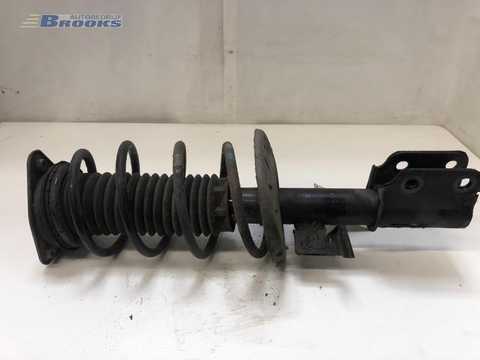 Schokdemperpoot rechts-voor van een Peugeot 308 SW (L4/L9/LC/LJ/LR) 1.6 BlueHDi 120 2015