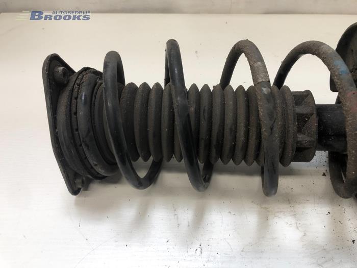 Schokdemperpoot rechts-voor van een Peugeot 308 SW (L4/L9/LC/LJ/LR) 1.6 BlueHDi 120 2015