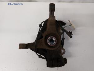 Gebruikte Fusee links-voor Opel Corsa D 1.4 16V Twinport Prijs € 20,00 Margeregeling aangeboden door Autobedrijf Brooks