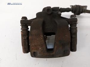 Gebruikte Remklauw (Tang) links-voor Opel Corsa D 1.4 16V Twinport Prijs € 10,00 Margeregeling aangeboden door Autobedrijf Brooks