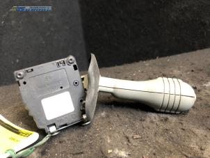 Gebruikte Ruitenwis Schakelaar Renault Twingo (C06) 1.2 Prijs € 10,00 Margeregeling aangeboden door Autobedrijf Brooks