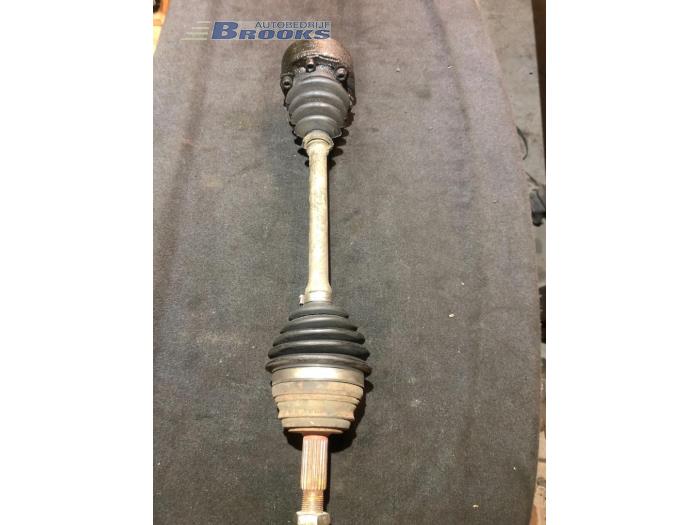 Gebruikte Aandrijfas links-voor Volkswagen Passat Variant (35I) 1.9 D Prijs € 10,00 Margeregeling aangeboden door Autobedrijf Brooks
