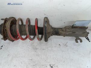 Gebruikte Schokdemperpoot links-voor Mazda 323F Prijs € 25,00 Margeregeling aangeboden door Autobedrijf Brooks