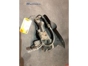 Gebruikte Fusee rechts-voor Opel Omega Prijs € 15,00 Margeregeling aangeboden door Autobedrijf Brooks