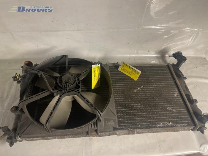 Gebruikte Radiateur Mazda 626 (GE14/74/84) 1.8i LX,GLX 16V Prijs € 15,00 Margeregeling aangeboden door Autobedrijf Brooks