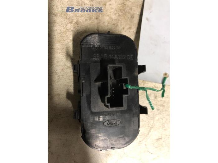 Combischakelaar ramen van een Ford Focus 1 1.4 16V 2002