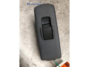 Gebruikte Ruit schakelaar elektrisch Mitsubishi Colt (Z2/Z3) 1.5 16V Prijs € 5,00 Margeregeling aangeboden door Autobedrijf Brooks