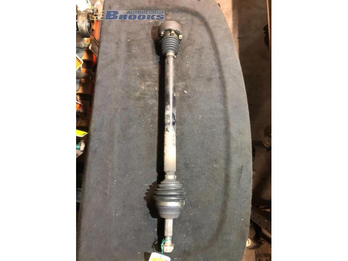 Gebruikte Aandrijfas rechts-voor Volkswagen Polo III (6N1) 1.3i 55 Prijs € 10,00 Margeregeling aangeboden door Autobedrijf Brooks