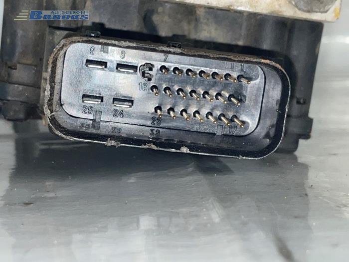 ABS Pomp van een Ford Focus 1 Wagon 1.4 16V 2000