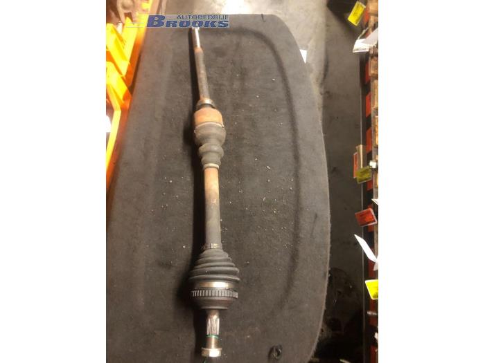 Gebruikte Aandrijfas rechts-voor Peugeot 406 (8B) 1.8 16V Prijs € 10,00 Margeregeling aangeboden door Autobedrijf Brooks