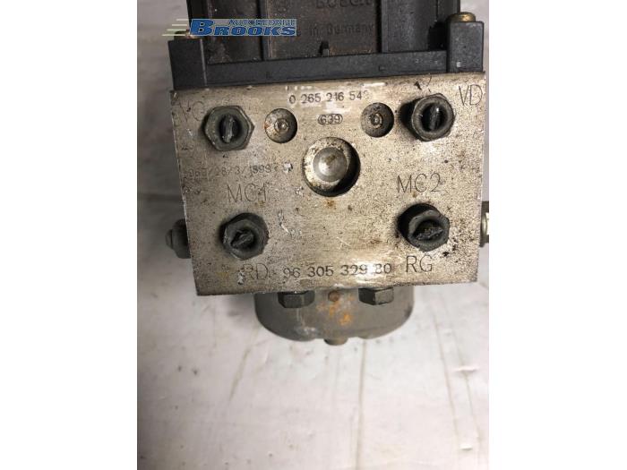 ABS Pomp van een Peugeot 406 (8B) 1.8 16V 2000