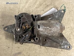 Gebruikte Ruitenwissermotor achter Renault Clio (B/C57/357/557/577) 1.8 GT 16V Kat. Prijs € 10,00 Margeregeling aangeboden door Autobedrijf Brooks