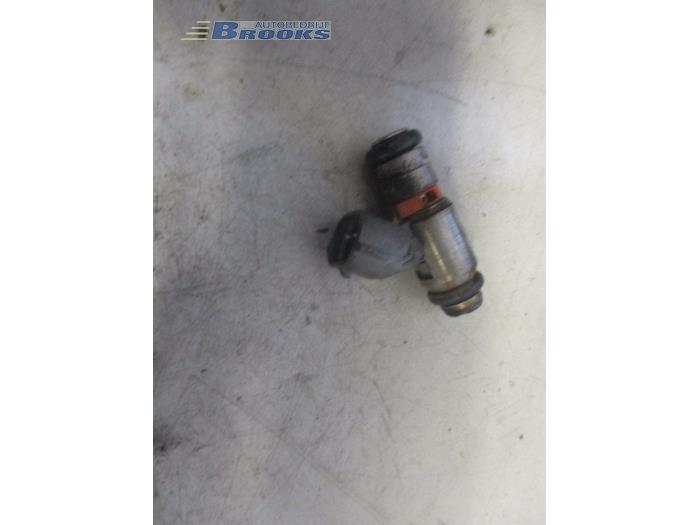 Injector (benzine injectie) van een Volkswagen Lupo (6X1) 1.4 16V 75 2001
