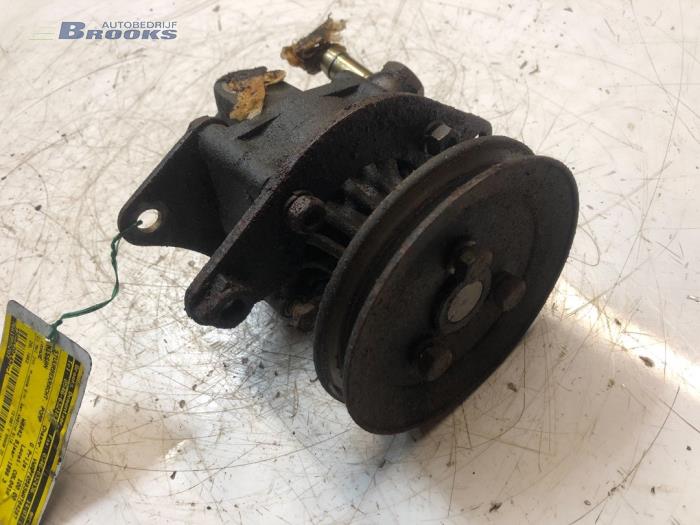 Gebruikte Pomp Servo Nissan Trade 2.3 D 75 Prijs € 15,00 Margeregeling aangeboden door Autobedrijf Brooks