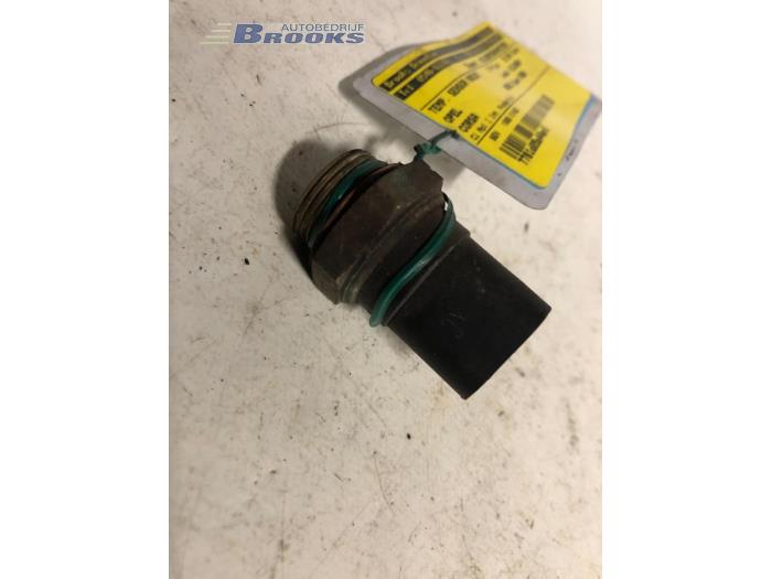Gebruikte Sensor radiateurtemperatuur Opel Corsa B (73/78/79) 1.4 Joy,Sport,GLS 16V Ecotec Prijs € 10,00 Margeregeling aangeboden door Autobedrijf Brooks