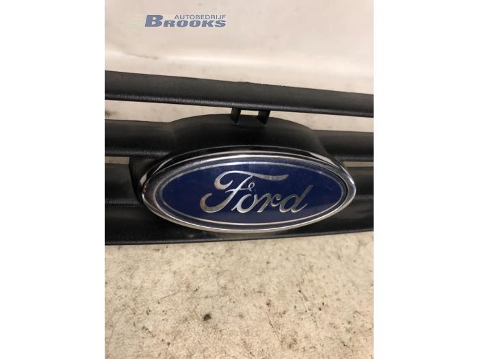 Grille van een Ford Focus 1 Wagon 1.8 TDdi 2000