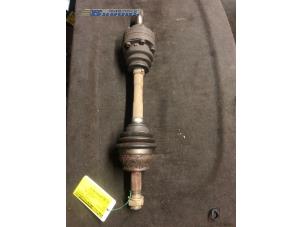 Gebruikte Aandrijfas links-voor Lancia Dedra 1.8 GT 16V VVT Prijs € 10,00 Margeregeling aangeboden door Autobedrijf Brooks