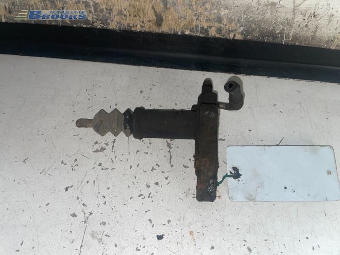 Gebruikte Koppeling Hulp Cilinder Mitsubishi L-200 2.5 D Prijs € 20,00 Margeregeling aangeboden door Autobedrijf Brooks