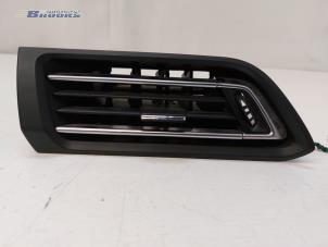 Gebruikte Luchtrooster Dashboard Peugeot 308 SW (L4/L9/LC/LJ/LR) 1.6 BlueHDi 120 Prijs € 15,00 Margeregeling aangeboden door Autobedrijf Brooks