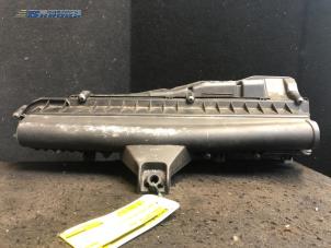 Gebruikte Luchtfilterhuis Peugeot 207/207+ (WA/WC/WM) 1.4 16V VTi Prijs € 30,00 Margeregeling aangeboden door Autobedrijf Brooks