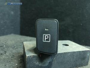 Gebruikte Schakelaar handrem Toyota Auris Touring Sports (E18) 1.8 16V Hybrid Prijs € 15,00 Margeregeling aangeboden door Autobedrijf Brooks