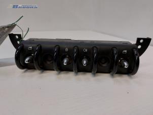Gebruikte Raam schakelaar elektrisch BMW Mini One/Cooper (R50) 1.6 16V One Prijs € 25,00 Margeregeling aangeboden door Autobedrijf Brooks