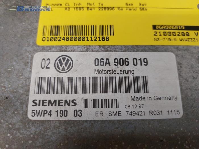 Inspuitcomputer van een Volkswagen Golf IV (1J1) 1.6 1998