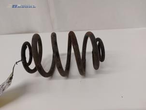 Gebruikte Schroefveer achter Renault Clio II (BB/CB) 1.4 16V Prijs € 20,00 Margeregeling aangeboden door Autobedrijf Brooks