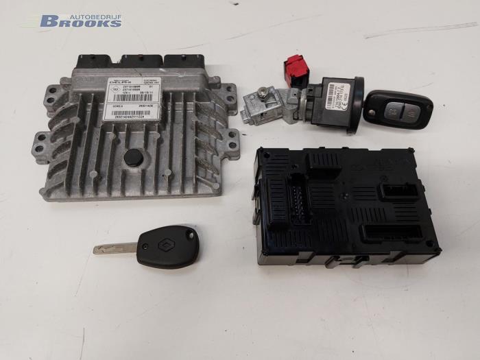 Gebruikte Kontaktslot + computer Renault Clio III (BR/CR) 1.5 dCi FAP Prijs € 100,00 Margeregeling aangeboden door Autobedrijf Brooks