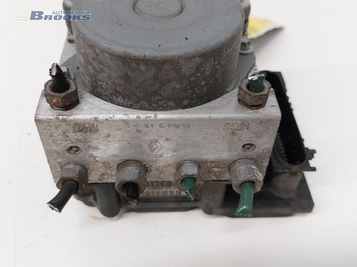 ABS Pomp van een Renault Clio III (BR/CR) 1.5 dCi FAP 2011