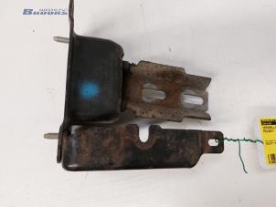 Gebruikte Versnellingsbak Steun Peugeot 207/207+ (WA/WC/WM) 1.4 16V VTi Prijs € 20,00 Margeregeling aangeboden door Autobedrijf Brooks