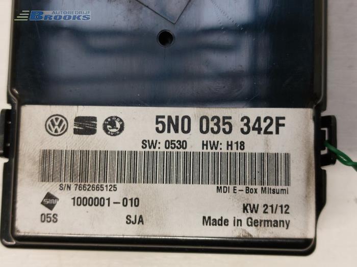 Regelunit Multi Media van een Volkswagen Polo V (6R) 1.2 TDI 12V BlueMotion 2012