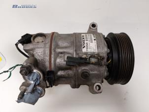 Gebruikte Pomp Airco Volvo V60 I (FW/GW) 2.0 D4 16V Prijs € 100,00 Margeregeling aangeboden door Autobedrijf Brooks