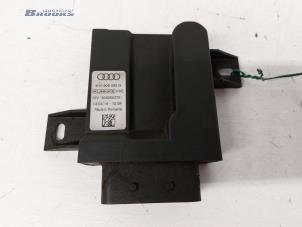 Gebruikte Brandstofpomp module Audi A8 (D4) 4.2 TDI V8 32V Quattro Prijs € 70,00 Margeregeling aangeboden door Autobedrijf Brooks