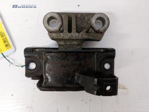 Gebruikte Versnellingsbak Steun Opel Corsa D 1.4 16V Twinport Prijs € 15,00 Margeregeling aangeboden door Autobedrijf Brooks